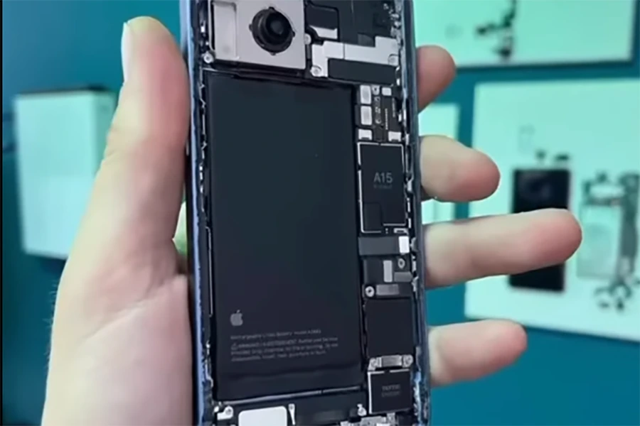 Wasze iPhone zdecydowanie NIE lubią wody | Klinika Szybek Łódź