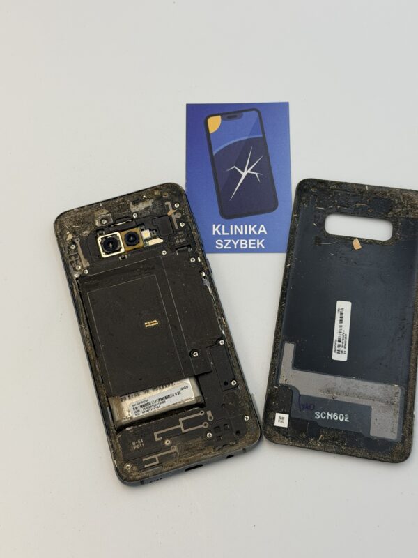 Rozebrany Samsung podczas czyszczenia elementów odpowiedzialnych za dźwięk