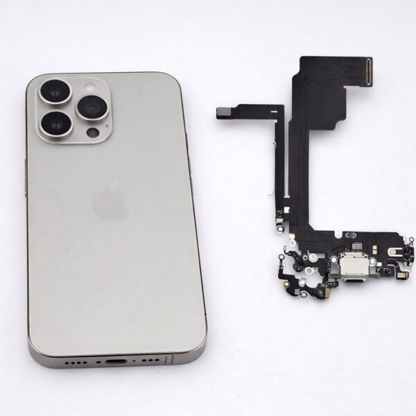 iPhone 15 Pro obok taśmy flex dolnego modułu