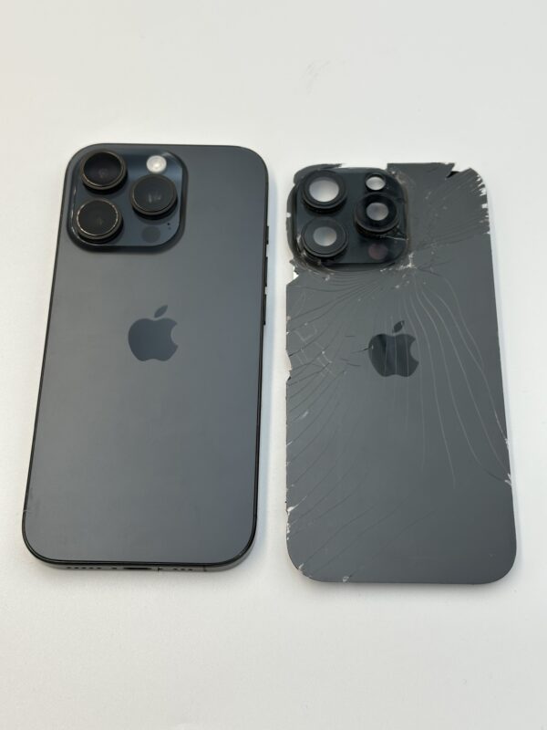 iPhone 16 Pro przed i po wymianie szklanych plecków