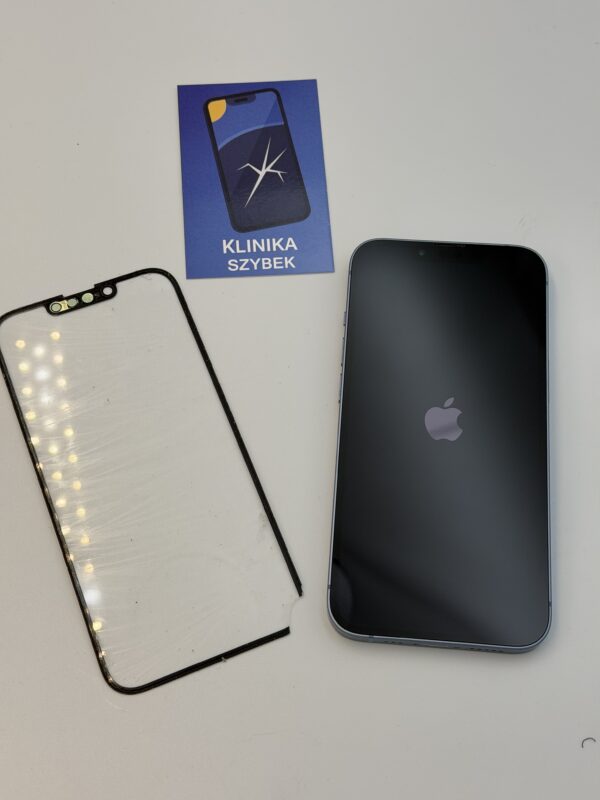 iPhone 14 z uruchomionym ekranem obok wymienionej szybki
