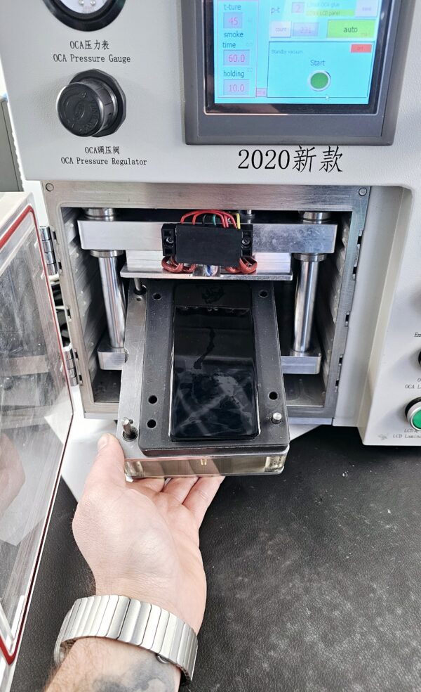 Ekran telefonu w laminatorze podczas wymiany szybki