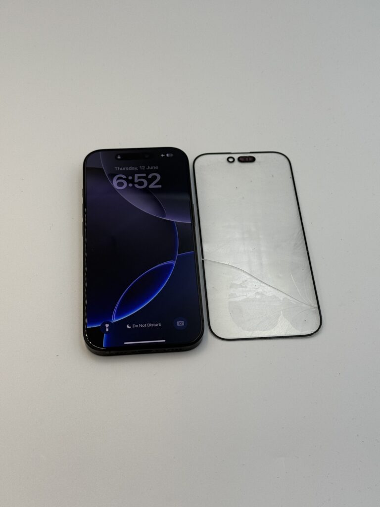 Wymiana zbitej szyby wyświetlacza iPhone 16 pro | Klinika Szybek Łódź