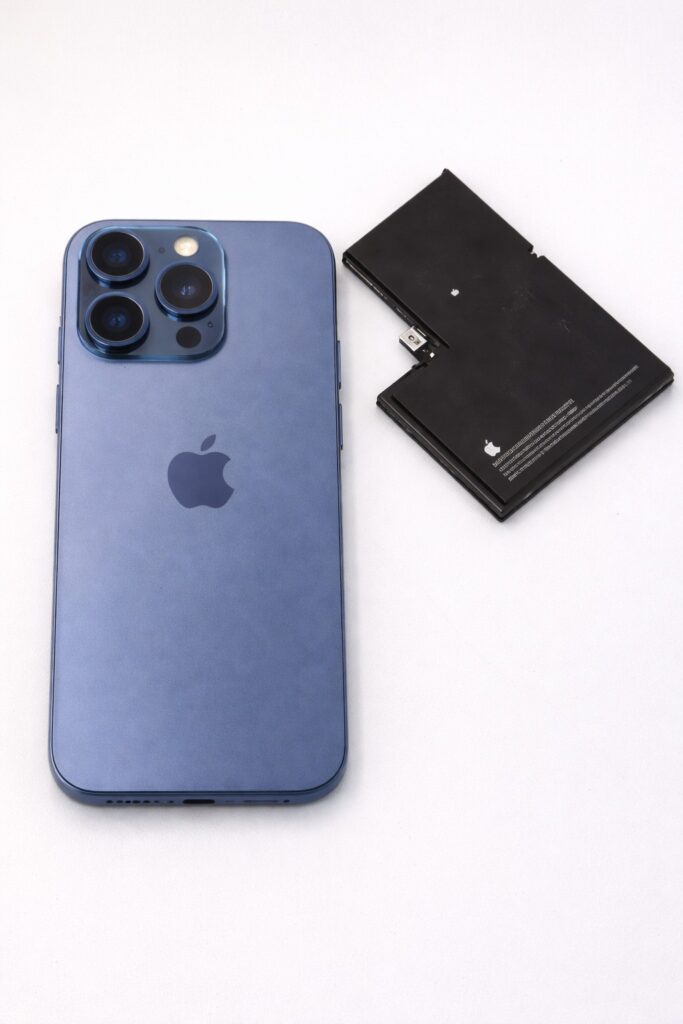 Wymiana baterii w iPhone 15 Pro: Przywróć moc swojemu smartfonowi! | Klinika Szybek Łódź