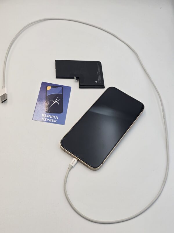 iPhone podłączony do przewodu podczas diagnostyki ładowania
