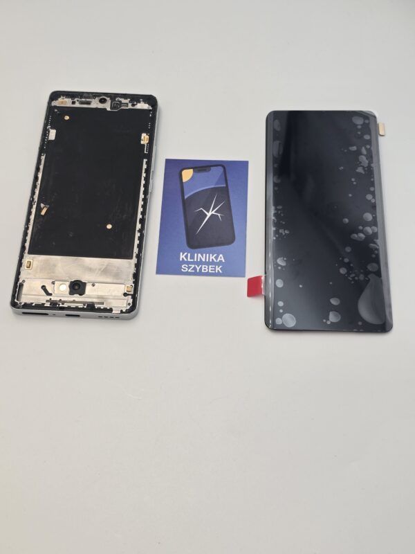 Rozłożony telefon Realme obok nowego panelu wyświetlacza