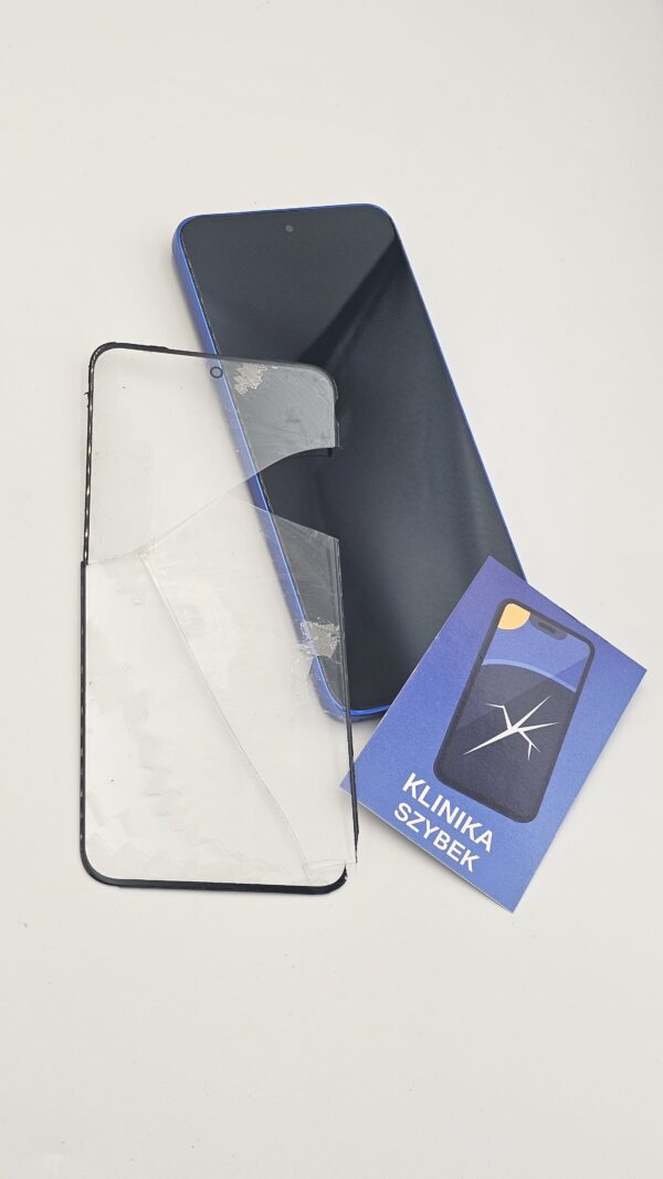 Telefon Motorola obok uszkodzonej szybki oddzielonej od ekranu