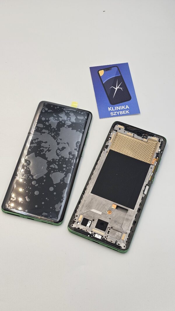 Motorola Edge 60 podczas wymiany modułu wyświetlacza
