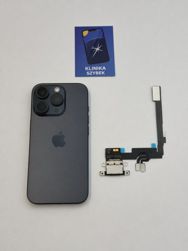 iPhone 16 Pro obok dolnej taśmy z elementami mikrofonu