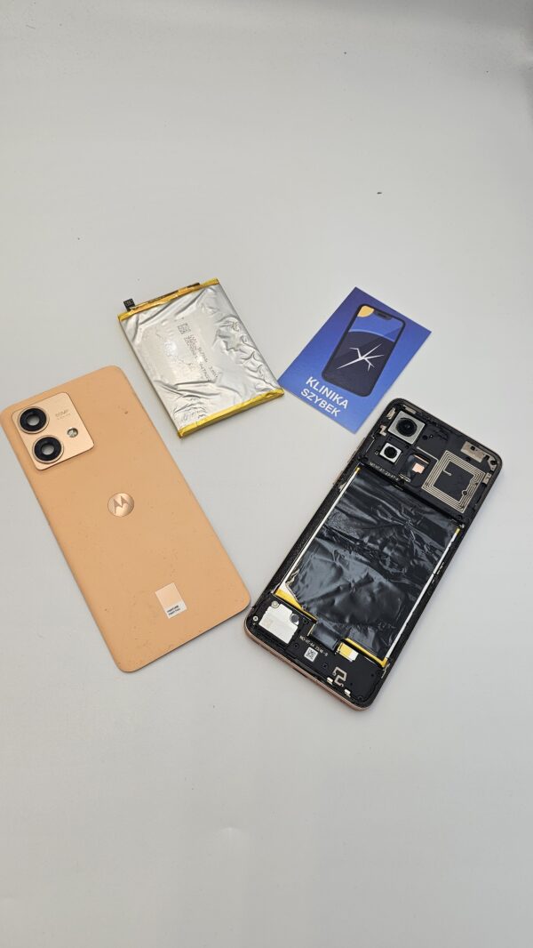 Motorola Edge 40 Neo z wyjętą baterią podczas naprawy