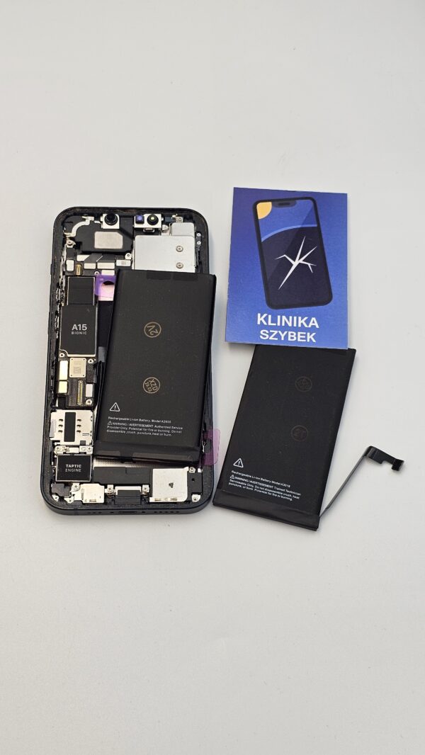 iPhone 13 zdemontowany podczas wymiany baterii